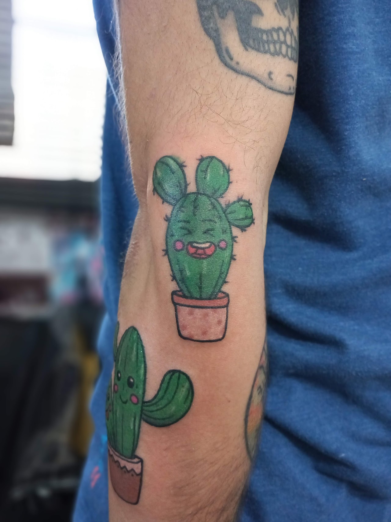 Tatuaje a color de cactus hecho en Jhon tattoo