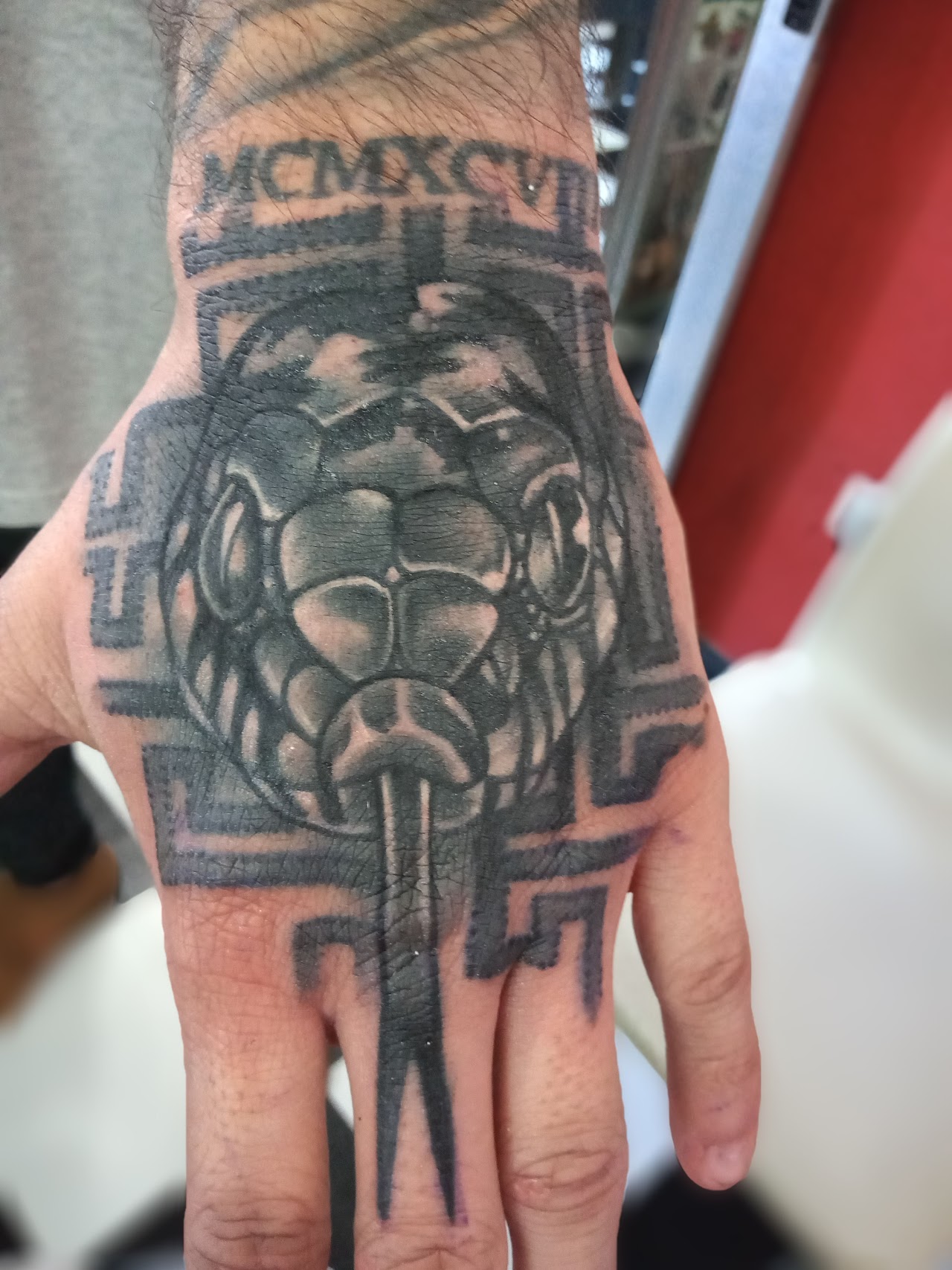 Tatuaje en mano hecho en Jhon tattoo